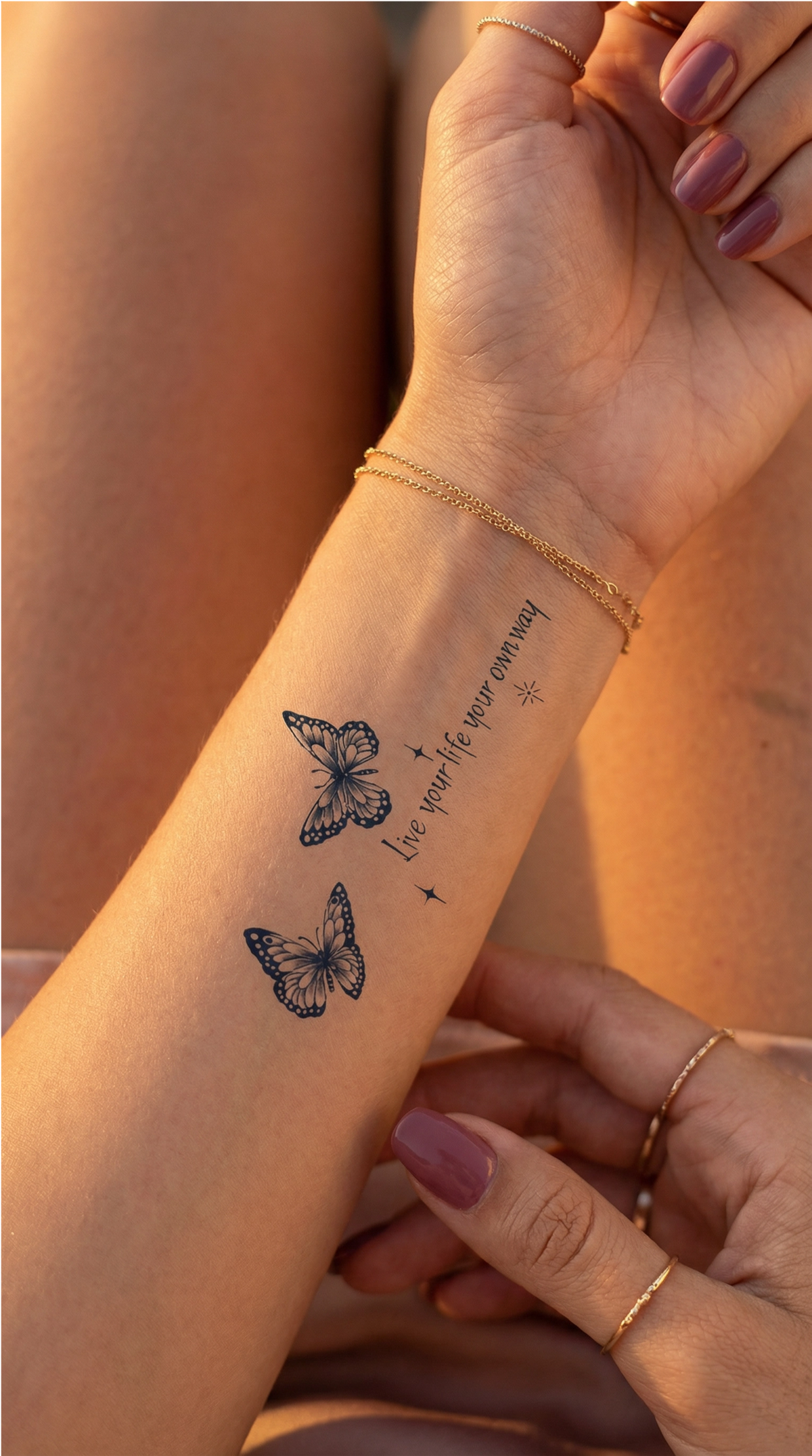 Tatuaj temporar cu fluturi, fotografiat pe pagina proprie de produs